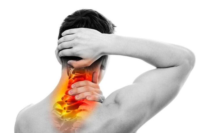 Симптом шейного остеохондроза – постоянная или пульсирующая боль. 